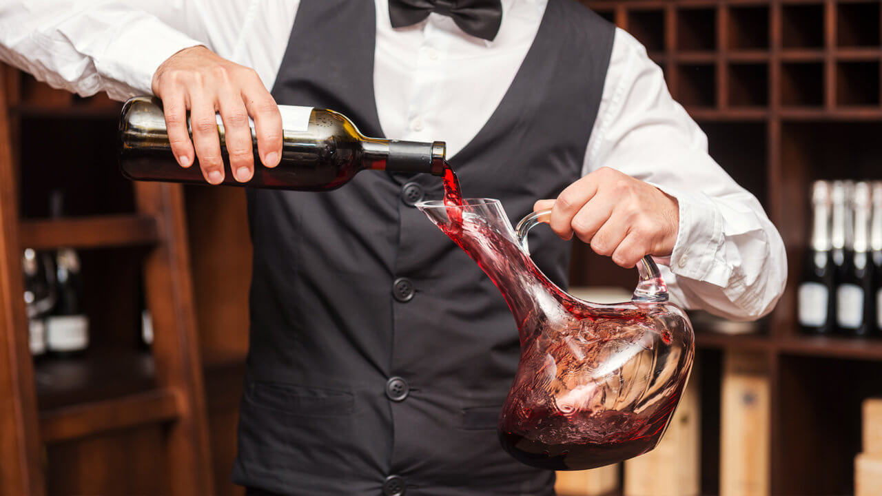 Dekantieren von Wein hat Einfluss auf kräftige Tannine